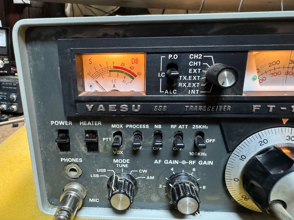 22122101 YAESU/ヤエス FT-101ES 無線機 SSB TRANSCEIVER トランシーバー 電源コード無し NOチェック 八重洲 無線(固定)｜売買されたオークション情報、yahooの商品情報をアーカイブ公開 - オークファン トランシーバー