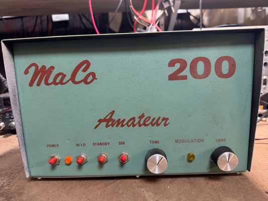 Vintage radio receiver with 'MaCo' branding and model number '200 Amateur'.